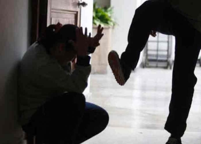 Mujer recibe brutal golpiza por su hombre en Colombia