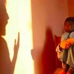 Florida: Hombre golpeó a su hijo por hacer compras en línea