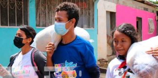 Entrega de paquetes alimenticios a familias en Granada