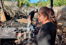 Clama por ayuda anciana que lo perdió todo tras incendio en Managua Incendio arrasó con los enseres de una vivienda en Managua