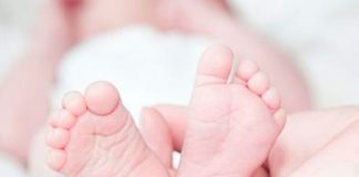 ¿Mal genético o reencarnación de Dios? nació un bebé con 8 extremidades