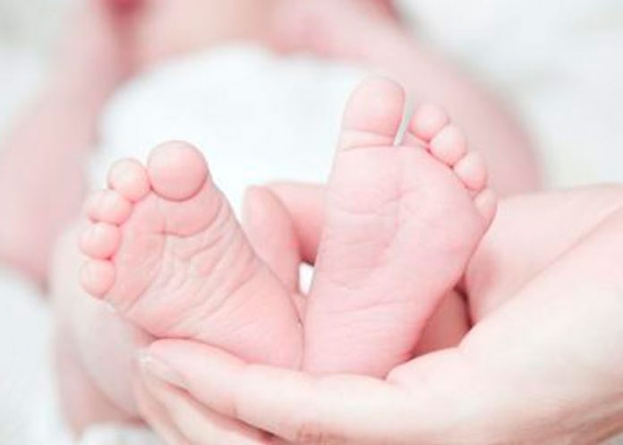 ¿Mal genético o reencarnación de Dios? nació un bebé con 8 extremidades