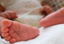 Inusual apariencia de una niña causa temor en la India