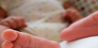 Inusual apariencia de una niña causa temor en la India