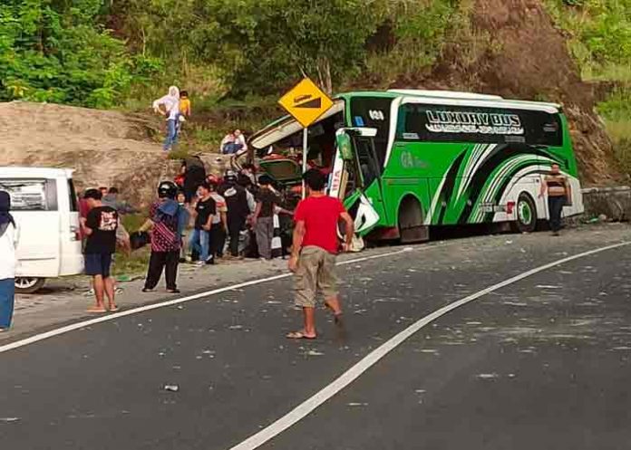 indonesia- Indonesia: Accidente de autobús deja al menos 13 muertos