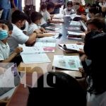 Niños y niñas de 5to grado en Nicaragua reciben textos de inglés Libros de inglés para estudiantes de primaria en Nicaragua