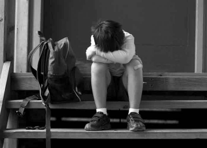 Ecuador: Condenan a maestra por actos de odio contra su alumno