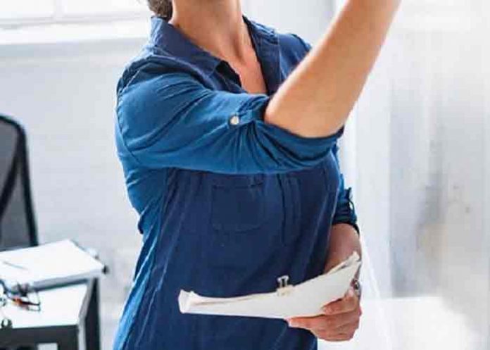 Suspenden a maestra que envió 