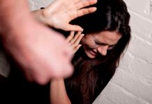 ¡Locura total! Incitan a hombres a "garrotear" a las mujeres en Malasia