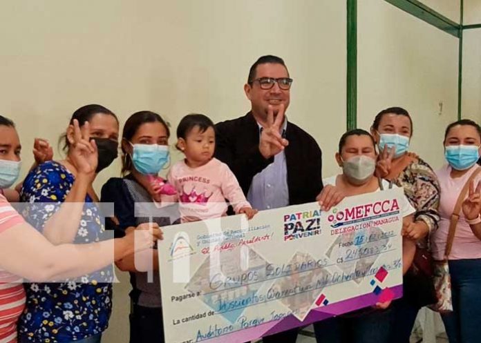 Entrega de desembolso por parte del MEFCCA para protagonistas en Managua