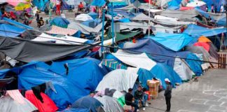 Migrantes son desalojados de campamento en México