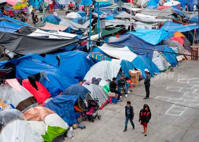 Migrantes son desalojados de campamento en México