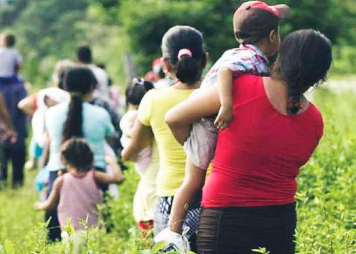 migrante Joven migrante sometida a trabajo forzada para pagar el