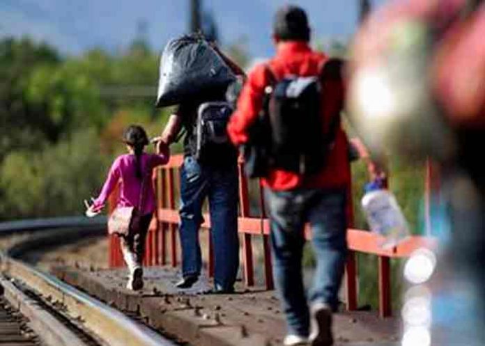 Hallan a 59 migrantes ocultos en contenedores de agua en México