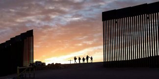 ¡Insólito! Migrantes metidos en una caja como "sardinas" en Texas