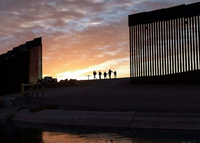 ¡Insólito! Migrantes metidos en una caja como 