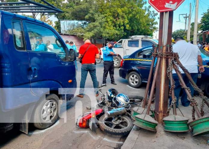 Aparatoso accidente de tránsito en un barrio de Managua