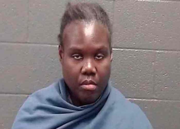 Mujer es acusada de la muerte de su compañera de cuarto