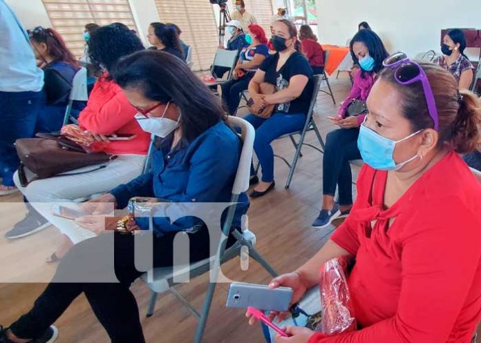 Reunión de mujeres y líderes comunales en Managua