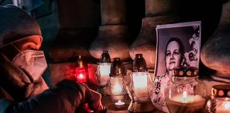 Crueldad: Obligaron a una mujer a llevar un feto muerto en su vientre