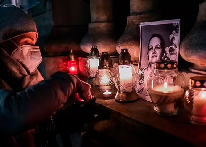 Crueldad: Obligaron a una mujer a llevar un feto muerto en su vientre