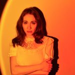 Regina Spektor estrena "Becoming All Alone", de su octavo álbum