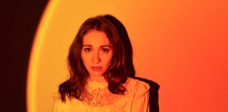 Regina Spektor estrena "Becoming All Alone", de su octavo álbum