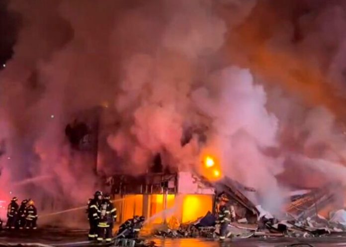 ¡Boom! Fuertes llamas tras explosión de camión en Nueva York