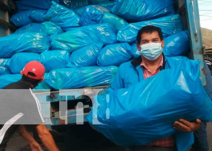 Entrega de paquetes escolares en Boaco