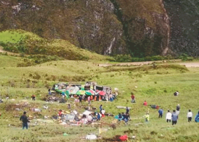 Tragedia en Perú: Caída de bus a abismo dejó 20 muertos y 33 heridos