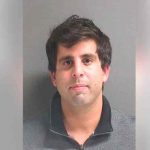 ¡Cruzó la raya!: profesor es detenido por besar a una alumna en clases Arrestan a profesor que beso en la boca a una alumna