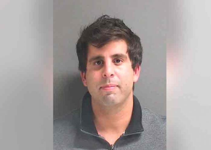 profesor-detenido- Arrestan a profesor que beso en la boca a una alumna