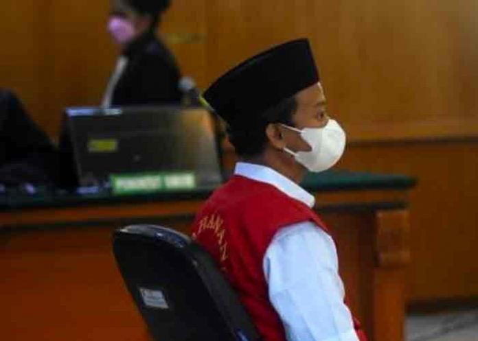 Tribunal de Indonesia encarcela a profesor por violación de 13 alumnas