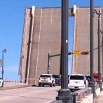 Mujer murió al caer de un puente que se levantó sin aviso en Florida Mujer muere al caer de un puente que se levantó sin aviso en Florida