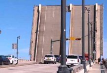Mujer murió al caer de un puente que se levantó sin aviso en Florida Mujer muere al caer de un puente que se levantó sin aviso en Florida