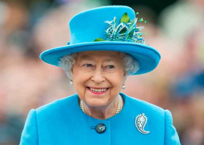 ¿Se lo comprarías a tu mascota? Reina Isabel lanza perfume para perros