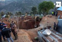 Continuan labores de rescate de niño que cayo a un pozo en Marruecos