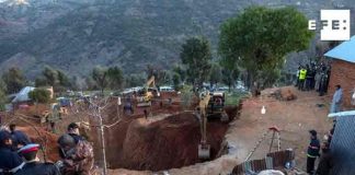 Continuan labores de rescate de niño que cayo a un pozo en Marruecos
