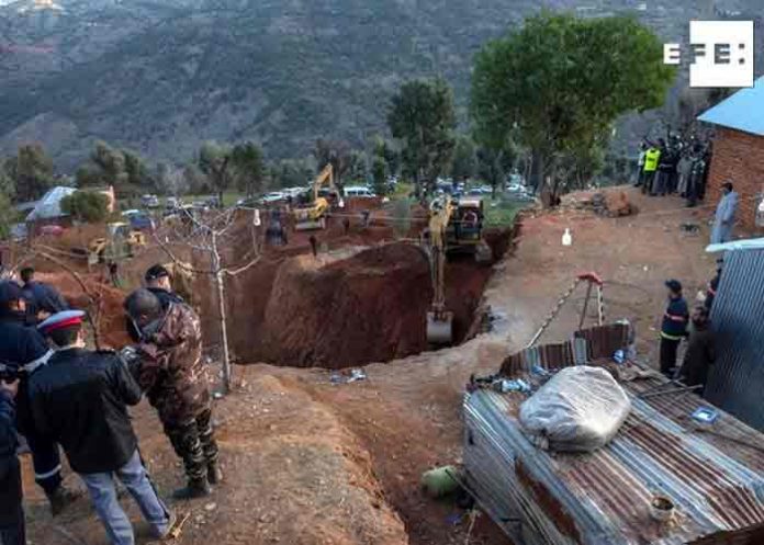 Continuan labores de rescate de niño que cayo a un pozo en Marruecos