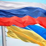 Operación pacificadora en Ucrania busca prevenir «catástrofe humanitaria y guerra a gran escala» Banderas de Rusia y Ucrania
