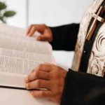 ¡Papasito! Sacerdote de ojazos verdes causa sensación en TikTok ¡Papasito! Sacerdote de ojazos verdes causa sensación en TikTok / TikTok