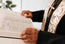 ¡Papasito! Sacerdote de ojazos verdes causa sensación en TikTok ¡Papasito! Sacerdote de ojazos verdes causa sensación en TikTok / TikTok