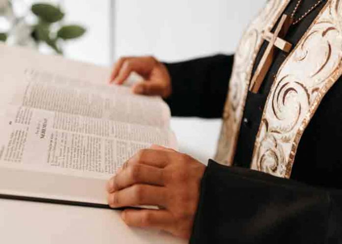 sacerdote-p ¡Papasito! Sacerdote de ojazos verdes causa sensación en TikTok / TikTok