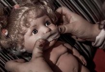 Secuestran a niña de 5 años, la violan y sus papás la matan en Siria