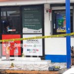 Delincuente con pistola en mano roba tienda de conveniencia en Managua Delincuente con pistola en mano roba tienda de conveniencia en Managua