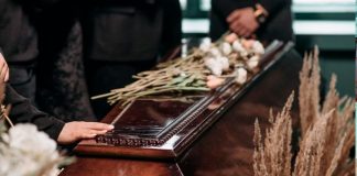 Sin dinero para el funeral, pasó 30 horas con el cuerpo de su mujer
