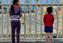 Rescatan a dos niñas abandonadas cerca del muro fronterizo en Texas Rescatan a dos niñas abandonadas cerca del muro fronterizo en Texas