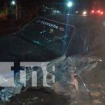Conductor de carro escapa de la muerte tras impactar contra furgón
