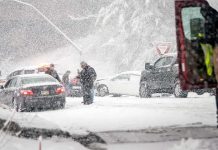 ¡Caos total! Choque masivo por tormenta de nieve en Illinois (Video)