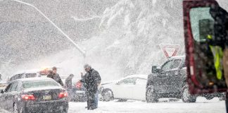 ¡Caos total! Choque masivo por tormenta de nieve en Illinois (Video)